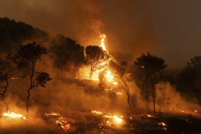 V Grčiji se požari še naprej širijo