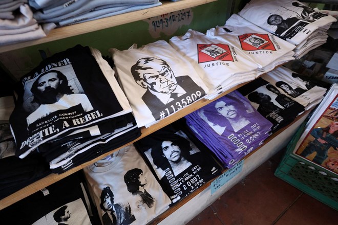 #foto Krepitev blagovne znamke: Trumpova zaporniška fotografija na majicah, vrčkih, nalepkah