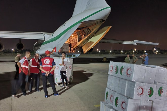 Pomoči za poplavljeno Libijo in porušeni Maroko ne pošiljajo le prijatelji