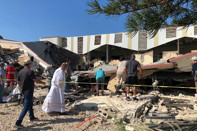 #foto #video Med krstom se je zrušila streha cerkve, pod ruševinami ujeti tudi otroci