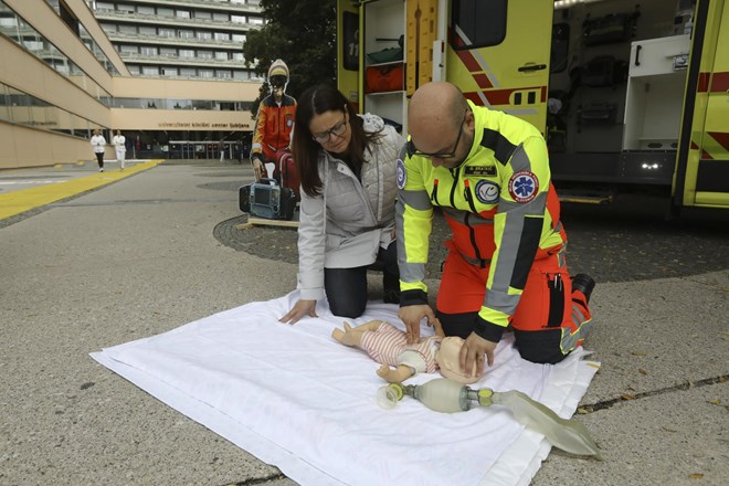 Svetovni dan oživljanja: Reševalci učili uporabljati defibrilator