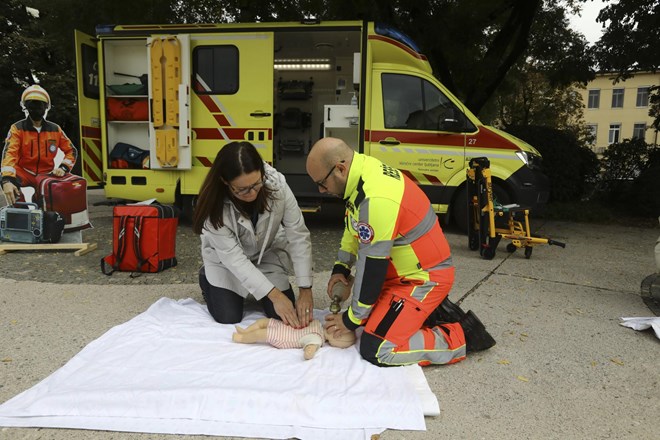 Svetovni dan oživljanja: Reševalci učili uporabljati defibrilator