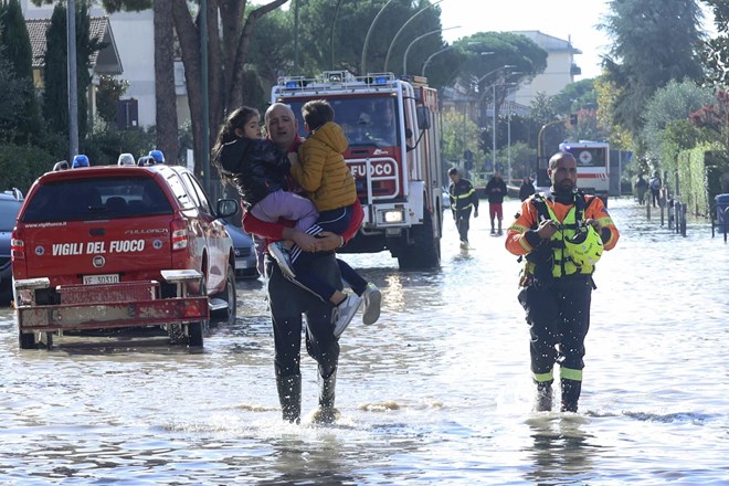#foto #video Nad Toskano novo neurje, več kot tisoč ljudi evakuiranih in brez elektrike
