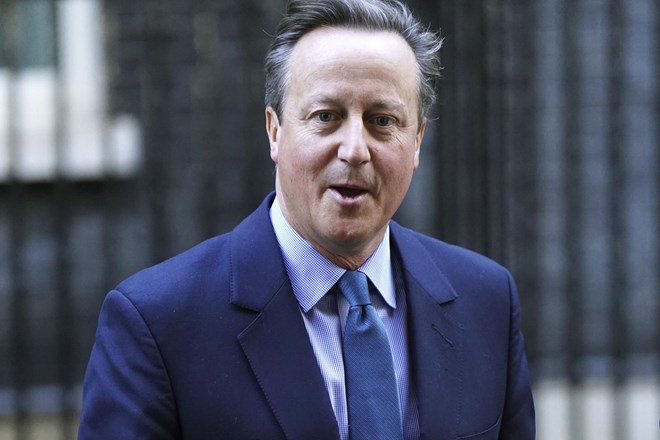 Presenetljiva in nenavadna vrnitev Davida Camerona