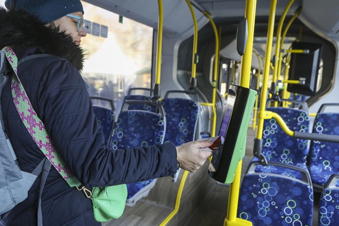 #foto Od danes na ljubljanski avtobus tudi s plačilno kartico