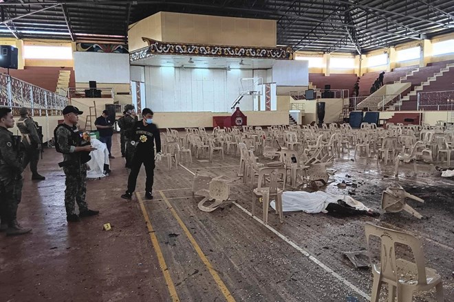 #video Na Filipinih v eksploziji med mašo umrli štirje ljudje, 50 ranjenih