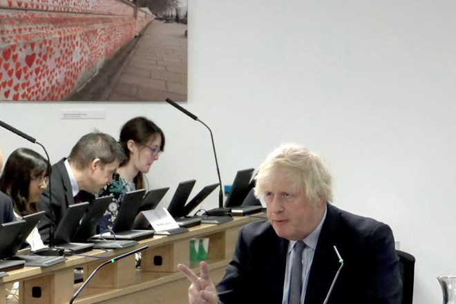 Boris Johnson se je opravičil svojcem žrtev covida