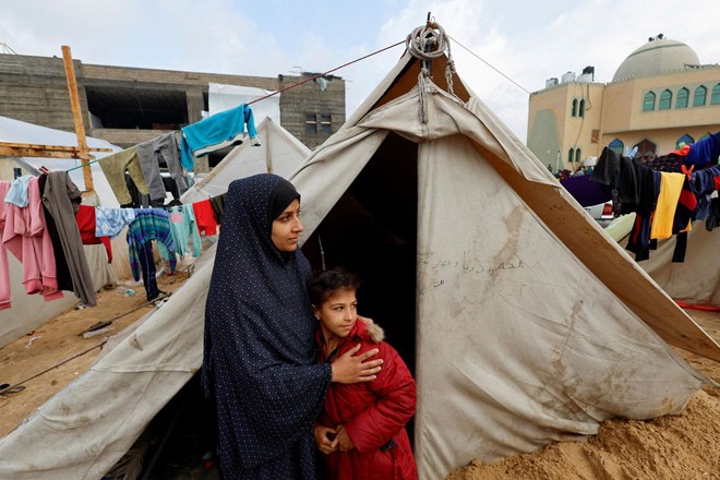 Gaza po močnem deževju: Tisti, ki so bili že prej lačni, žejni, izčrpani in prestrašeni, so zdaj še mokri in prezebli