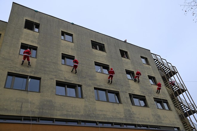 #foto Božički s spustom s strehe pozdravili otroke v UKC Maribor