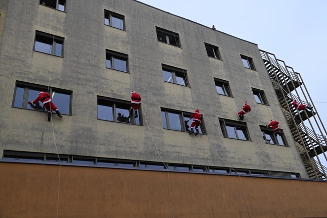 #foto Božički s spustom s strehe pozdravili otroke v UKC Maribor