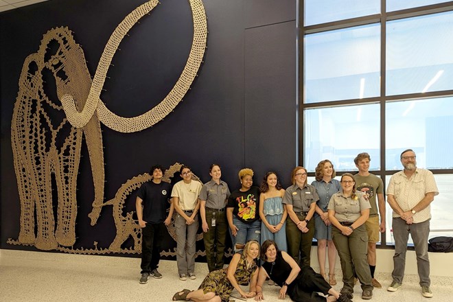 #video Slovenska umetnica za teksaško letališče spletla mamuta v naravni velikosti