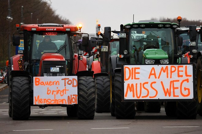 #foto #video Kmetje s traktorji zasedli Berlin