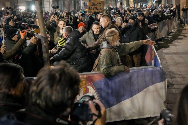 #foto #video V Srbiji hud protest pred volilno komisijo, vodji opozicijske stranke napovedala gladovno stavko