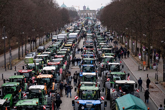 #foto #video Kmetje s traktorji zasedli Berlin