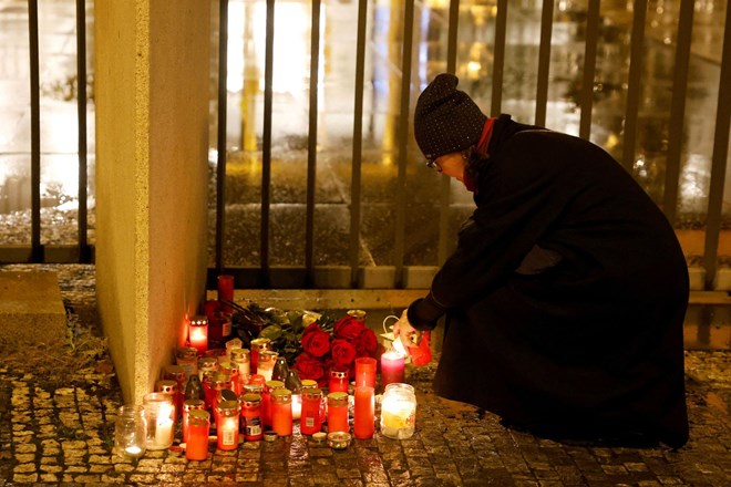 Streljanje v Pragi: V soboto dan žalovanja, črna zastava tudi na Kongresnem trgu