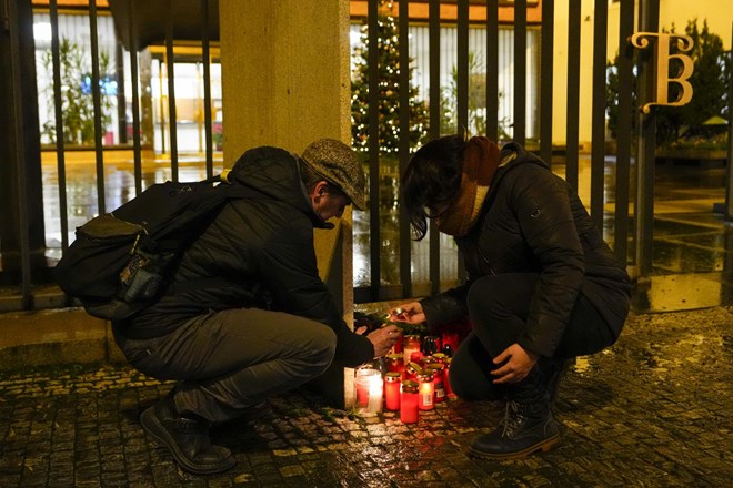 Streljanje v Pragi: V soboto dan žalovanja, črna zastava tudi na Kongresnem trgu