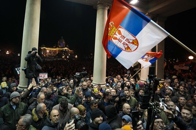 #foto #video Beograd: Srbska opozicija nadaljuje proteste in blokira ceste v Beogradu
