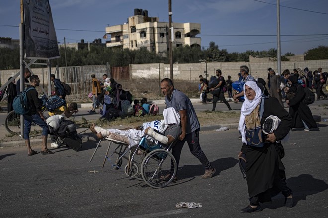 #foto Bolnišnice v Gazi prizorišča pokola; na tisoče ljudi spet na begu, varnih prostorov ni več