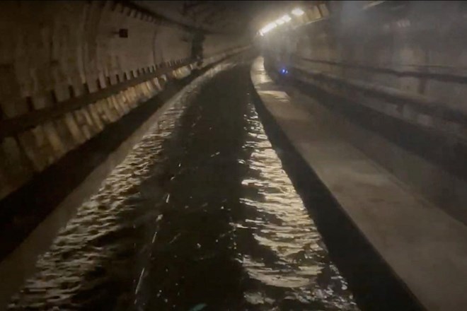 #foto #video Prometni kaos v Angliji: Zaradi poplavljenih predorov ustavljen promet z vlaki Eurostar