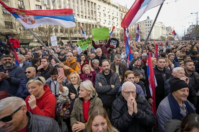 #foto #video Beograd: Opozicija na množičnem protestu zahteva ponovitev volitev