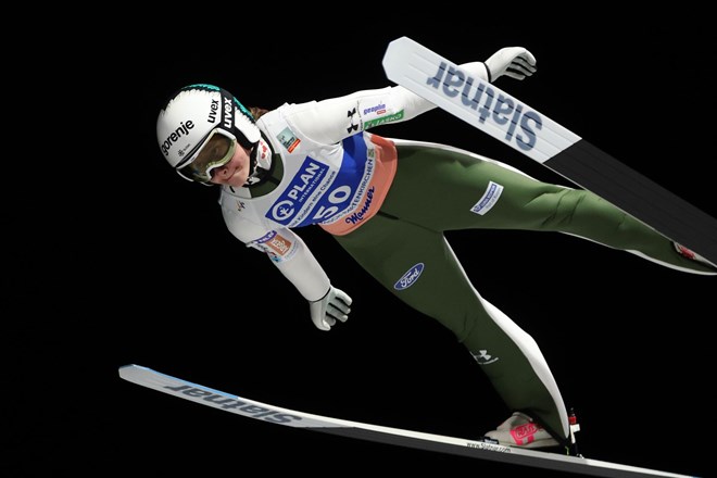 Nika Prevc deklasirala konkurenco v Garmisch-Partenkirchnu