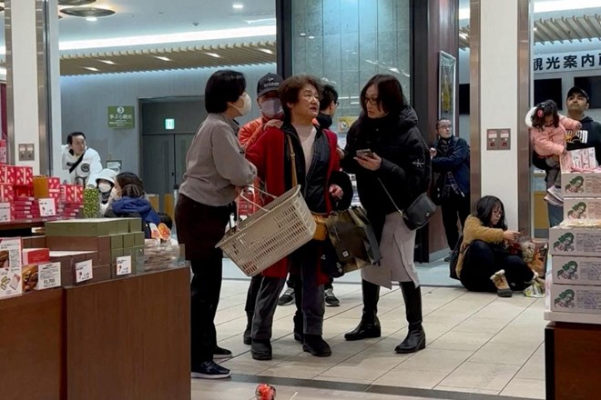 #video #foto Japonsko streslo več močnih potresov, najmanj štiri osebe so umrle