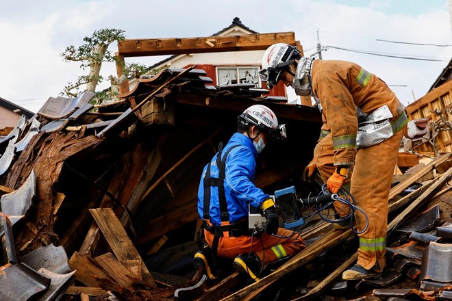 Več sto ljudi po potresu na Japonskem še vedno odrezanih od sveta