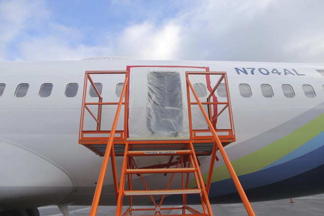 #video Po zasilnem pristanku letala Alaska Airlines našli odpadli panel z vrati
