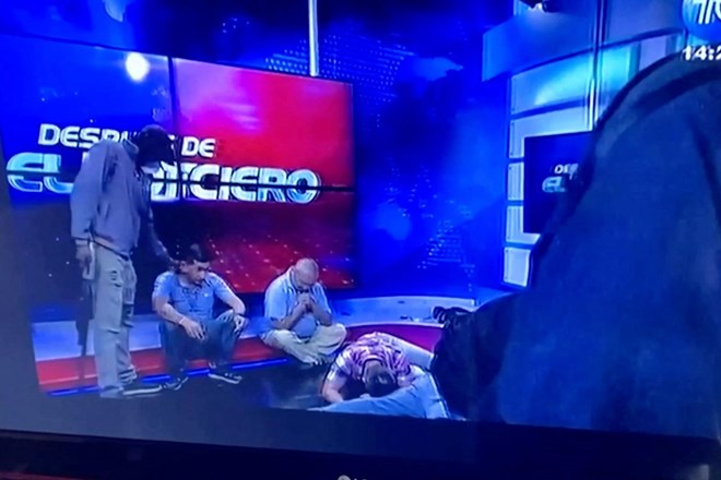 #video #foto Ekvadorski gangsterji med prenosom v živo vdrli v televizijski studio