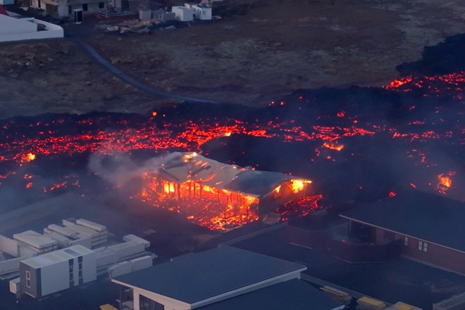 #foto Po izbruhu vulkana noč v islandskem Grindaviku mirna