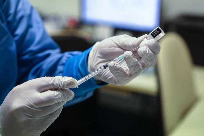 WHO: Cepiva proti covidu v Evropi rešila najmanj 1,4 milijona življenj

