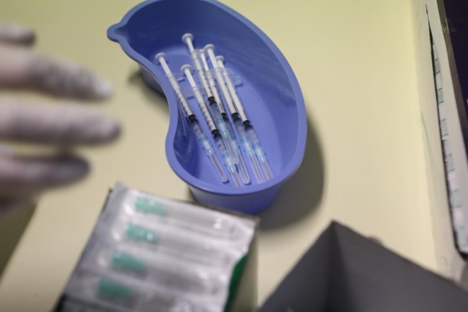 WHO: Cepiva proti covidu v Evropi rešila najmanj 1,4 milijona življenj

