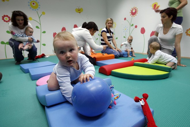 Ljubljanska pediatrična klinika poziva starše, da naj dojenčkov ne izpostavljajo sezonskim virusom

