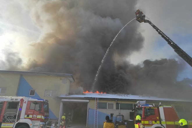 #foto #video Strahovit požar v Škofji Loki pogašen in pod kontrolo
