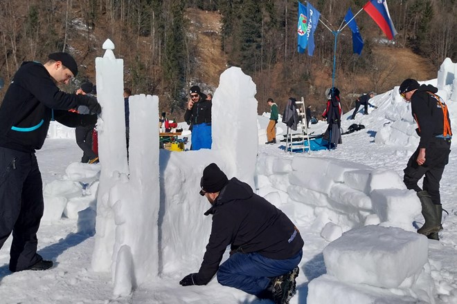Pod Peco več kot 300 graditeljev snežnih skulptur