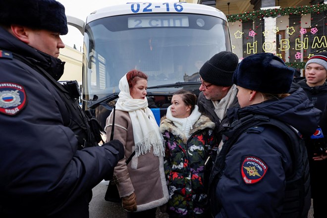 #foto #video V Moskvi znova protestirajo žene vojakov; pridržanih najmanj 20 novinarjev