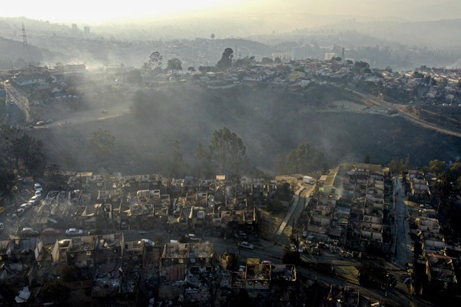 #foto #video Katastrofalni gozdni požari v Čilu se še naprej širijo: "Na prvem mestu je varnost družin"