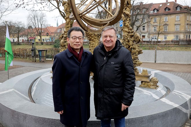 V Ljubljani stoji replika Hallersteinovega zvezdnega opazovalnika, ''simbola slovensko-kitajskega prijateljstva''