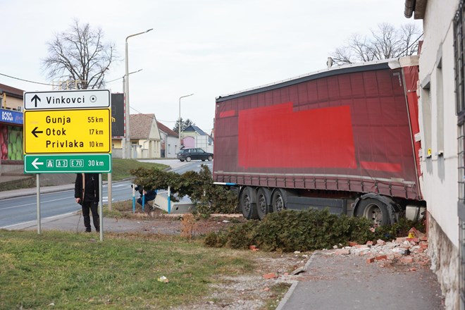 #foto Hrvaška: Tovornjak s celjsko registracijo prebil zid hiše, ranjeni dve osebi