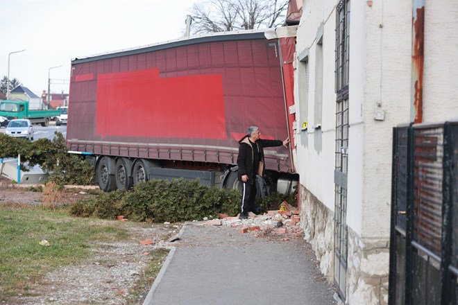 #foto Hrvaška: Tovornjak s celjsko registracijo prebil zid hiše, ranjeni dve osebi