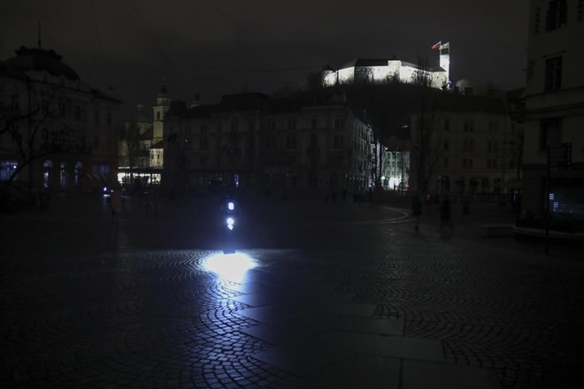 #foto Včeraj krajši izpad elektrike v Ljubljani; pogostitev v Cankarjevem domu nadaljevali ob svečah