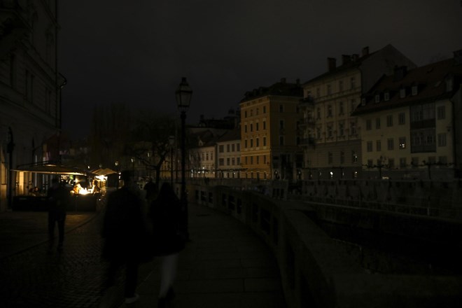 #foto Včeraj krajši izpad elektrike v Ljubljani; pogostitev v Cankarjevem domu nadaljevali ob svečah