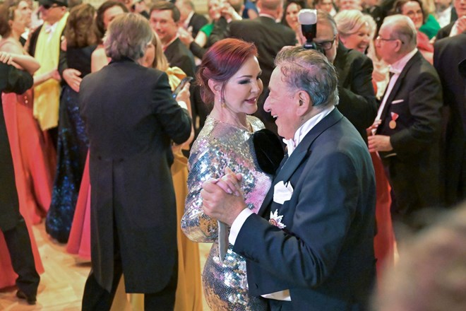 #foto Na dunajskem opernem plesu letos spet zakonca Janša; zvezda večera tokrat Priscilla Presley