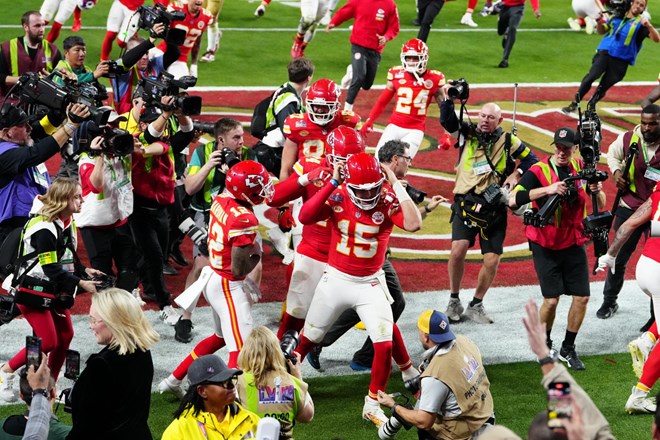 #foto Kansas City Chiefs ubranili naslov prvaka v NFL; slavila tudi Taylor Swift