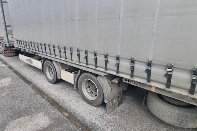 #foto Na gorenjski avtocesti ustavili tovornjakarja s povsem izrabljeno gumo