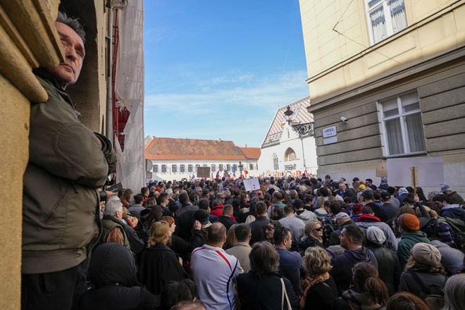 #foto Množični protest v Zagrebu: "HDZ je kriminalna banda, ki Hrvaško terorizira že 30 let"