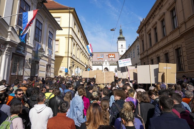 #foto Množični protest v Zagrebu: "HDZ je kriminalna banda, ki Hrvaško terorizira že 30 let"