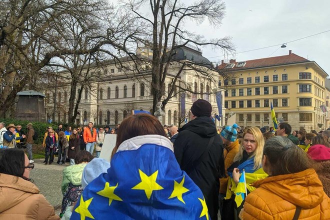 #foto Shod: Ukrajinska skupnost v Sloveniji zahteva več podpore in sankcij ob drugi obletnici invazije