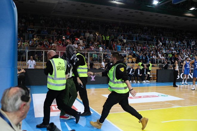 #foto Zmaga Slovenije proti Izraelu, zaradi protestnikov delo za varnostnike