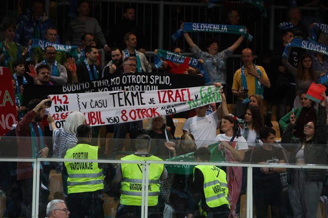 #foto Zmaga Slovenije proti Izraelu, zaradi protestnikov delo za varnostnike